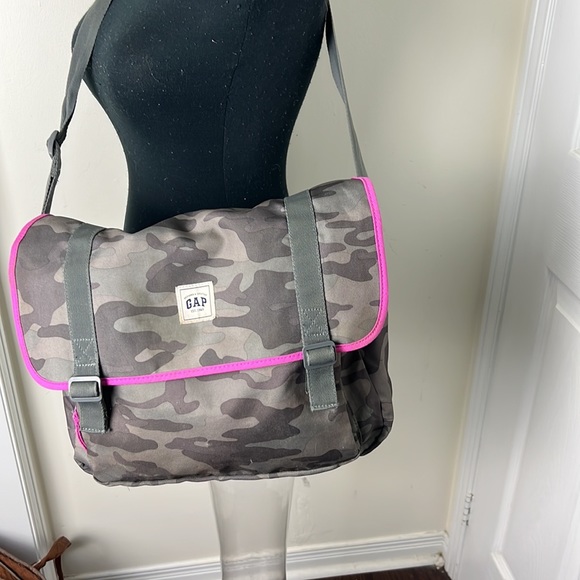 Gap Camo Shoulder Messenger Bag - Picture 4 of 11